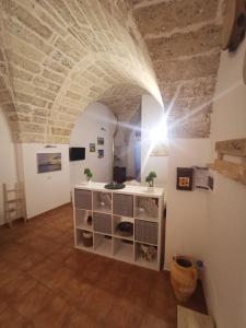 una camera con soffitto in pietra e tavolo bianco di B&B La volta di Fabio De Marco e Simona Saracino a San Pietro Vernotico