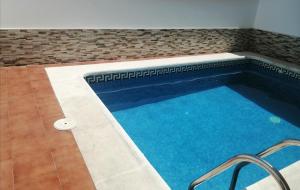 una piscina de agua azul en un edificio en Bonita casa con piscina privada, en Villafranca de Córdoba