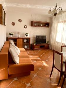 uma sala de estar com um sofá e uma televisão de ecrã plano em Selyemakácapartman em Balatonlelle