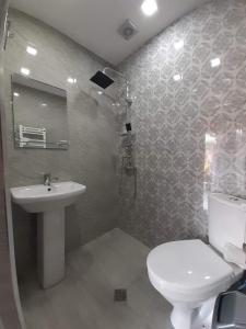 Davit batoni Guest house في متسختا: حمام به مرحاض أبيض ومغسلة