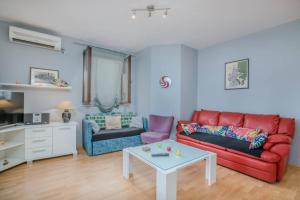 sala de estar con sofá rojo y mesa en Apartment Dora Klimno, en Klimno