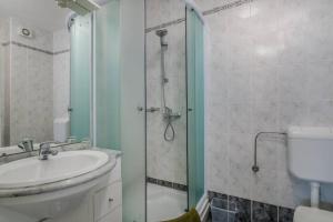 ein Badezimmer mit Dusche, Waschbecken und Toilette in der Unterkunft Apartment Dora Klimno in Klimno + 19 Fotos