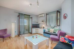 Ein Sitzbereich in der Unterkunft Apartment Dora Klimno