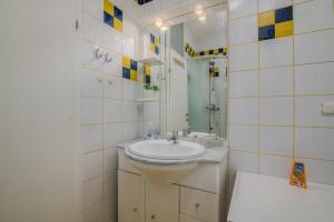 ein weißes Badezimmer mit Waschbecken und Spiegel in der Unterkunft Apartment Dora Klimno in Klimno