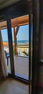 ネアブラスナにあるDel Marの海の景色を望むバルコニーに面したオープンドア