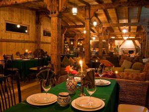 Um restaurante ou outro lugar para comer em Hotel Bin El Ouidane