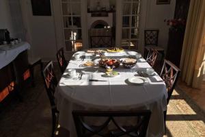 - une table à manger avec un chiffon de table blanc dans l'établissement Casa da Praia do Ribatejo - Casa da Arcada, à Praia do Ribatejo