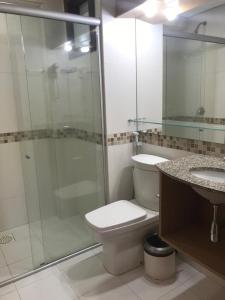 y baño con ducha, aseo y lavamanos. en Kariri Beach Apartamento inteiro, Cumbuco, Fortaleza, en Cumbuco