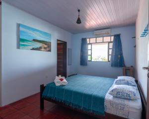 a bedroom with a bed and a window at casa Mirage Pipa , apartamentos in Pipa +37 photos