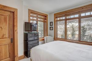 sypialnia z łóżkiem i telewizorem z płaskim ekranem w obiekcie 4Br Ski in Ski Out the Top of Bachelor Gulch condo w mieście Avon +22 zdjęcia