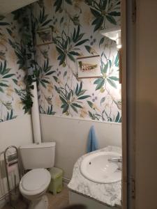 Et badeværelse på Maison familiale centenaire de vigneron + 5 billeder