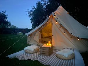 尼堡BohoFyn的白色帐篷,配有桌子和蜡烛