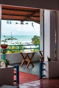 una mesa en un balcón con vistas al océano en casa Mirage Pipa, en Pipa