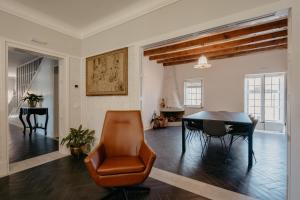 uma sala de estar com uma mesa e uma cadeira em Torre Graells em Balaguer