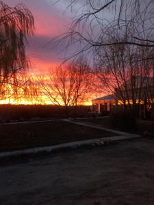 Východ nebo západ slunce při pohledu z ubytování v soukromí nebo okolí