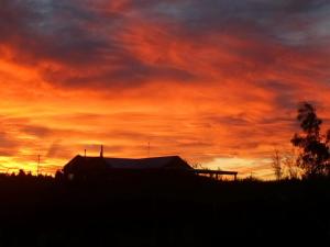 Východ nebo západ slunce při pohledu z ubytování v soukromí nebo okolí