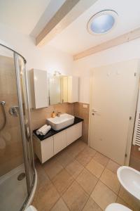 A bathroom at Villa Floris Még 37 kép