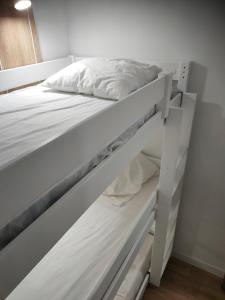 Bunk bed o mga bunk bed sa kuwarto sa Risoul Appartement Rénové Piscine Balcons de Sirius