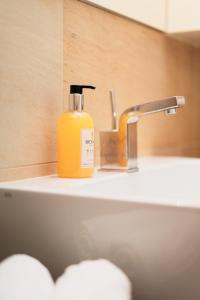 butelka mydła na zlewie w łazience w obiekcie Villa Floris w mieście Bressanone
