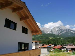 a building with a view of a mountain at Appartement Kaiserplatzl in Scheffau am Wilden Kaiser
