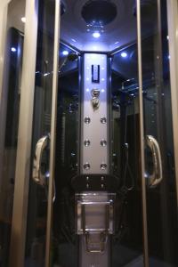 une salle de bain avec toilettes dans une chambre dans l'établissement Casa Angelo, à Torri del Benaco 30 autres photos