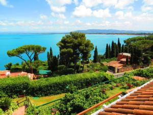 einen Garten mit Seeblick in der Unterkunft Villa Noi Quattro in Porto Santo Stefano