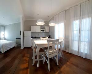 a kitchen and dining room with a table and chairs at Little Posadas in Concepción del Uruguay