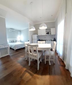 a kitchen and dining room with a table and chairs at Little Posadas in Concepción del Uruguay