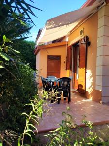 a patio with a table and chairs in front of a house at CASA TERRE BAROCCHE in Modica