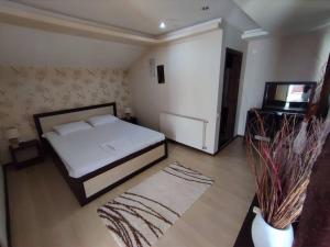 Ένα ή περισσότερα κρεβάτια σε δωμάτιο στο LIRA EXCELLENT NIS