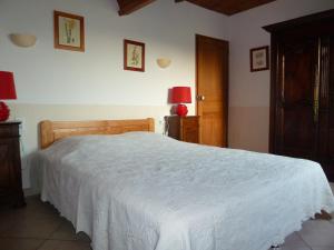 Saint-AndiolにあるLes Tournesolsのベッドルーム1室(白いベッドカバー付)