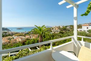 balcón con vistas al océano en Eolos Apartments, en La Canea