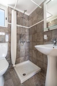 Kúpeľňa v ubytovaní Eolos Apartments + 30 fotografií