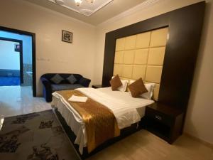 מיטה או מיטות בחדר ב-منازل الرؤية الفندقية