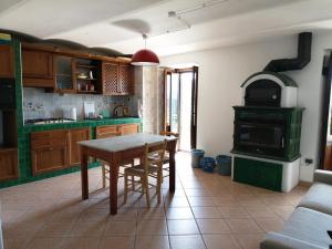 een keuken met een houten tafel en een fornuis bij Casa Gianfranco Millepapaverirossi in Cese