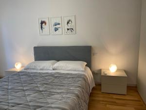 Un pat sau paturi într-o cameră la Appartamento Corallo