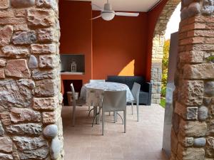 a dining room with a table and chairs at Appartamento Corallo in Sirmione