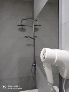 een douche met een haardroger in de badkamer bij Mars in Banja Luka