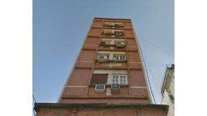 wysoki budynek z czerwonej cegły z balkonem w obiekcie Departamento Congreso de Tucuman 561 w mieście San Miguel de Tucumán