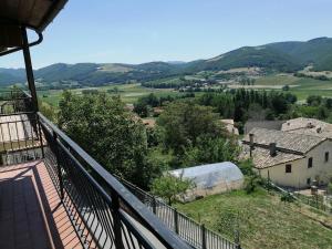 een uitzicht vanaf het balkon van een huis bij Casa Gianfranco Millepapaverirossi in Cese