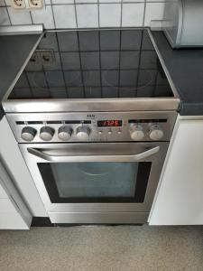 a stainless steel oven in a kitchen with a counter at Haus Fuchskaute Monteurzimmer in Willingen