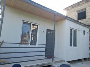 Lela Guest House في ميستيا: يتم بناء منزل مع فتح الباب