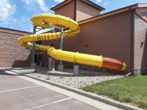 un toboggan jaune devant un bâtiment dans l'établissement The Dakota, à Sioux Falls