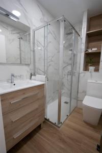 łazienka z prysznicem, umywalką i toaletą w obiekcie Precioso apartamento en Marín. w mieście Marín