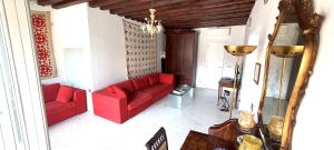 un soggiorno con 2 divani rossi e un tavolo di Elisabeth Waterfront Apartment a Venezia