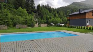 塔塔里夫的住宿－Villa Venterivka，一座房子旁的院子内的游泳池