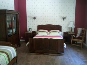 1 Schlafzimmer mit einem Bett sowie 2 Tischen und Stühlen in der Unterkunft Mas du Trezon in Cholet + 12 Fotos