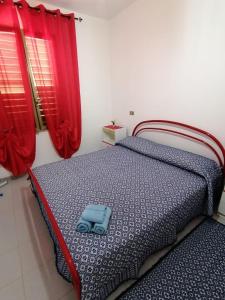 Un dormitorio con una cama con una almohada azul. en Sa cronta affitacamere, en Arzana