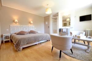 a bedroom with a bed and a living room at Au bon maréchal in Giverny