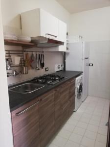 Kuchyňa alebo kuchynka v ubytovaní Saracena Amuri Home